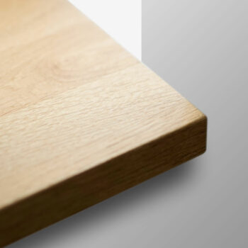 Bild-Ausschnitt einer Eiche Holzfensterbank eckig nach Maß für innen mit Überstand nach vorn.