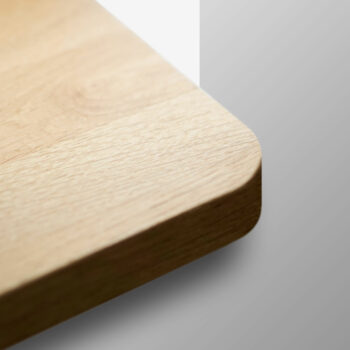 Bild-Ausschnitt einer Eiche Holzfensterbank nach Maß für innen mit abgerundeter Ecke und Überstand nach vorn.