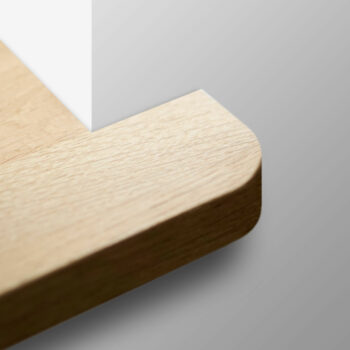 Bild-Ausschnitt einer Eiche Holzfensterbank nach Maß für innen mit abgerundeter Ecke und Ausklinkung.