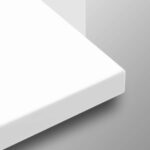 Bild-Ausschnitt einer MDF Fensterbank weiß lackiert eckig nach Maß.