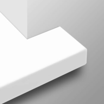 Bild-Ausschnitt einer MDF Fensterbank eckig weiß lackiert nach Maß mit Ausklinkung.