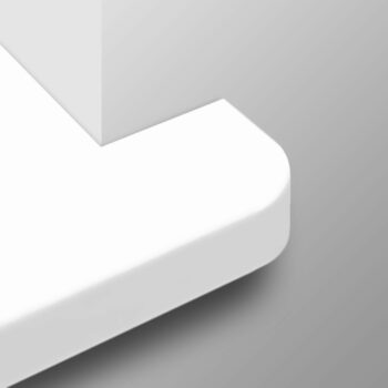 Bild-Ausschnitt einer MDF Fensterbank weiß lackiert nach Maß mit abgerundeter Ecke und Ausklinkung.