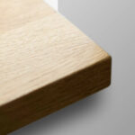 Bild-Ausschnitt einer Eiche Holzfensterbank nach Maß eckig mit Überstand nach vorn.