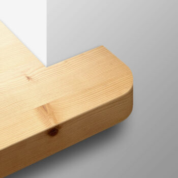 Bild-Ausschnitt einer Kiefer Holzfensterbank nach Maß mit abgerundeten Ecken, Überstand nach vorn und Ausklinkung.