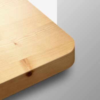 Bild-Ausschnitt einer Kiefer Holzfensterbank nach Maß mit abgerundeten Ecken, Überstand nach vorn.