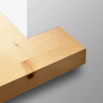 Bild-Ausschnitt einer Kiefer Holzfensterbank nach Maß eckig mit Überstand nach vorn und Ausklinkung.