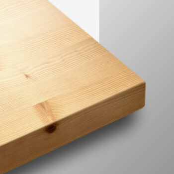 Bild-Ausschnitt einer Kiefer Holzfensterbank nach Maß eckig mit Überstand nach vorn.