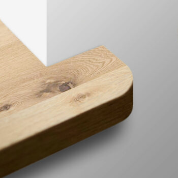 Bild-Ausschnitt einer Eiche astig Holzfensterbank nach Maß mit abgerundeter Ecke und seitlichem Überstand.