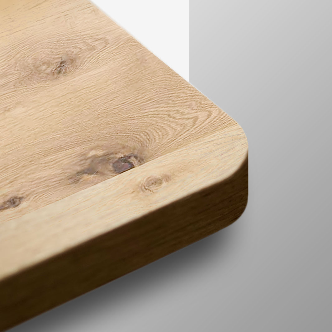 Fensterbank Holz Eiche astig abgerundet 1 Bild-Ausschnitt einer Eiche astig Holzfensterbank nach Maß mit abgerundeter Ecke.