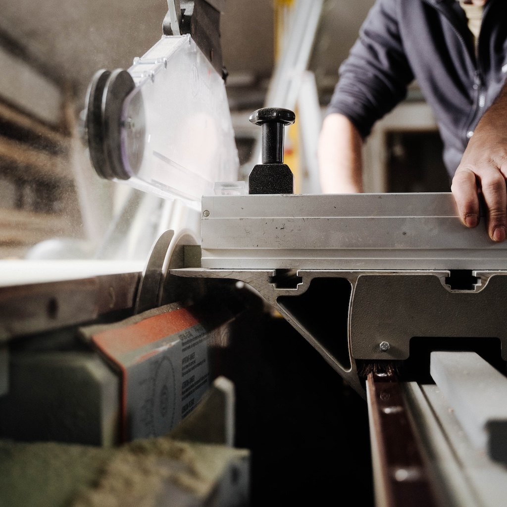 Die Fensterbank wird individuell für Sie hergestellt.