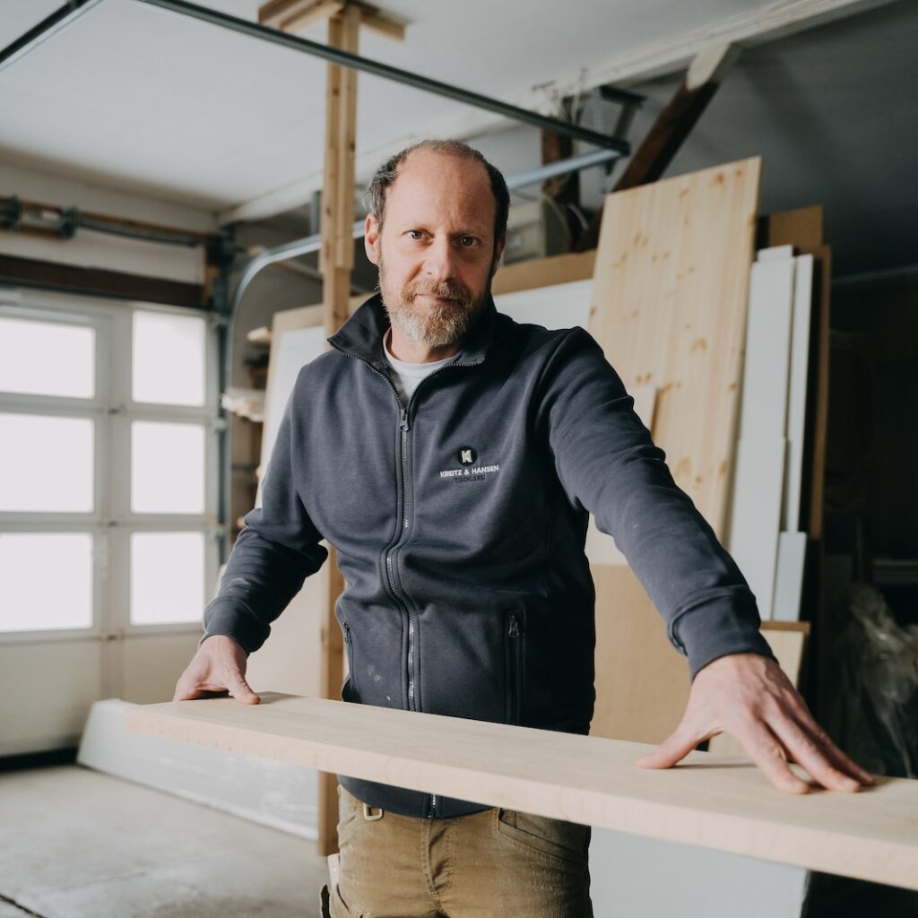 Fensterbaenke-Eiche-nach-Maß-innen-Tischlerqualitaet-Produktionsbetrieb Eine Eichen Fensterbank wir nach Maß vom Tischler zugeschnitten.